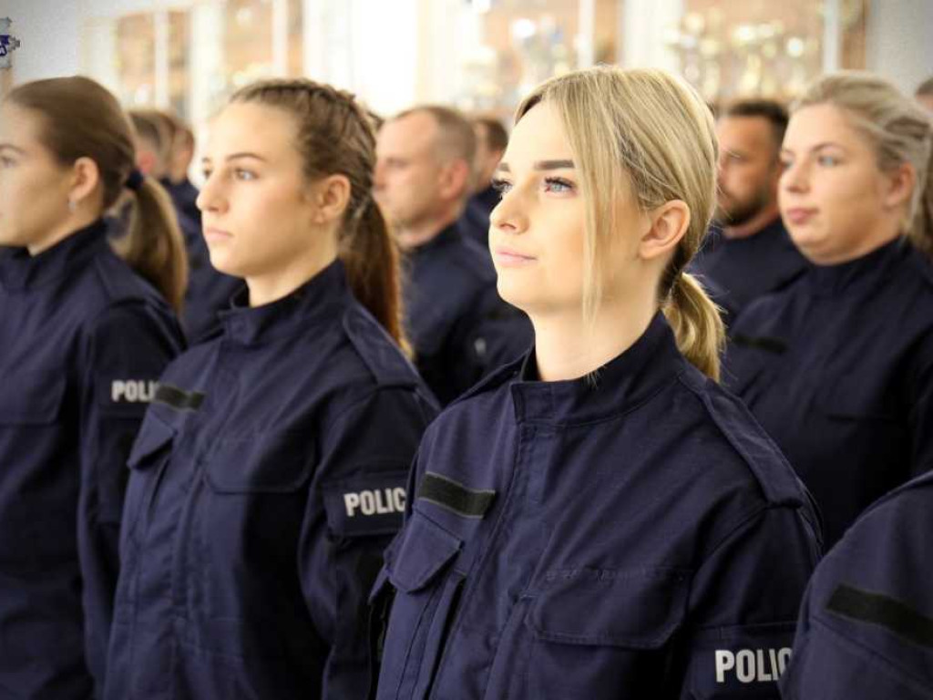 Nowi policjanci złożyli ślubowanie. Troje zasili szeregi hrubieszowskiej komendy [ZDJĘCIA]