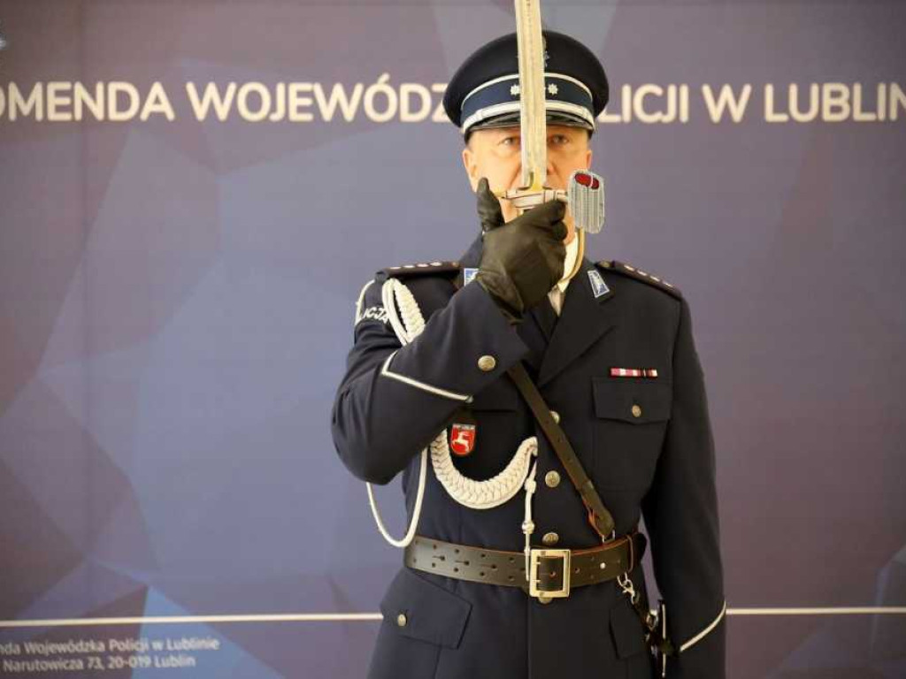 Nowi policjanci złożyli ślubowanie. Troje zasili szeregi hrubieszowskiej komendy [ZDJĘCIA]