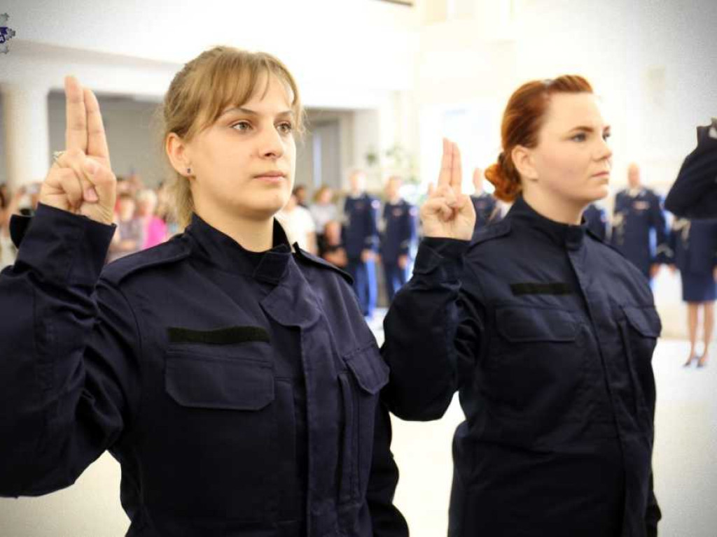 Nowi policjanci złożyli ślubowanie. Troje zasili szeregi hrubieszowskiej komendy [ZDJĘCIA]