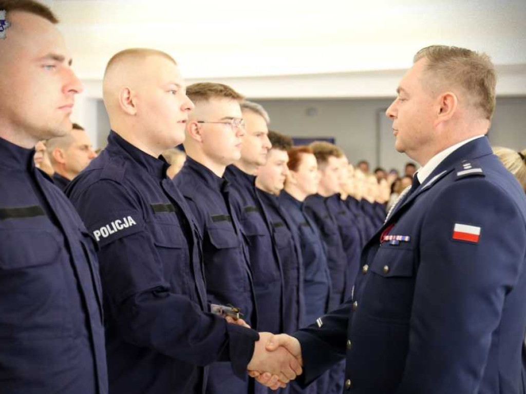 Nowi policjanci złożyli ślubowanie. Troje zasili szeregi hrubieszowskiej komendy [ZDJĘCIA]