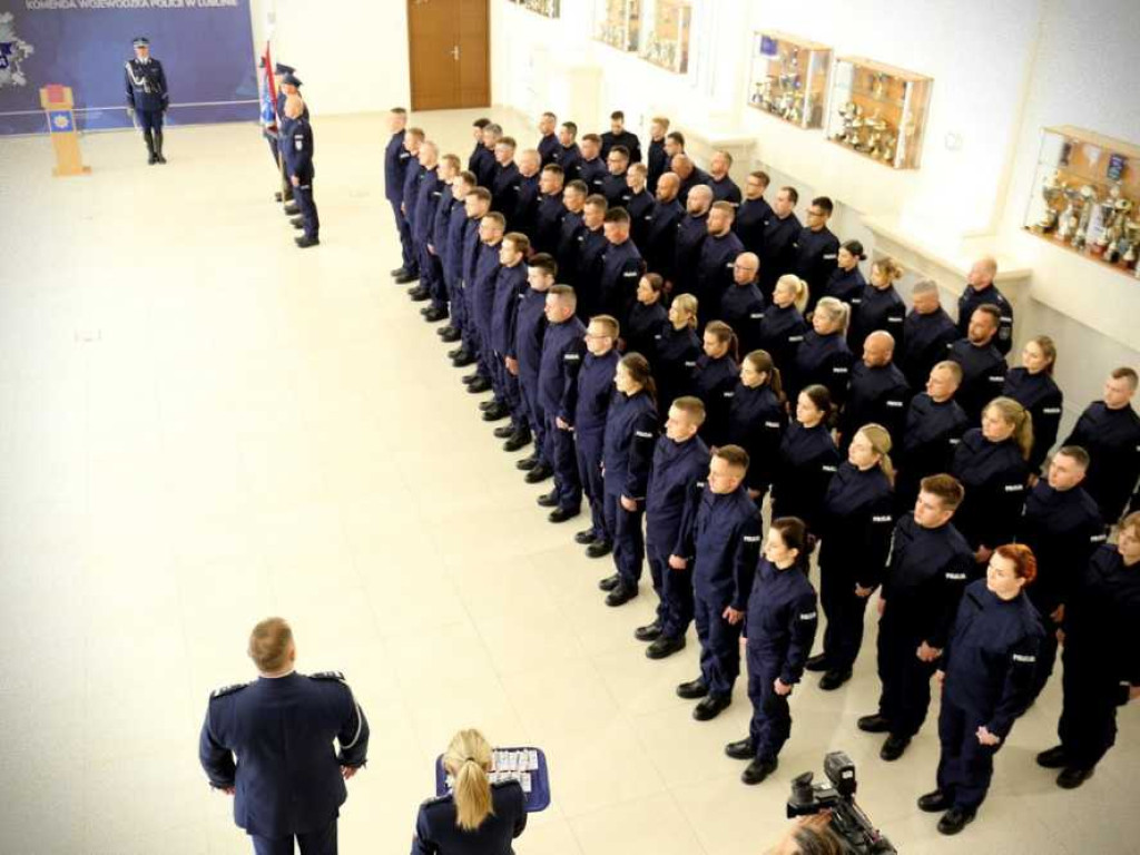 Nowi policjanci złożyli ślubowanie. Troje zasili szeregi hrubieszowskiej komendy [ZDJĘCIA]