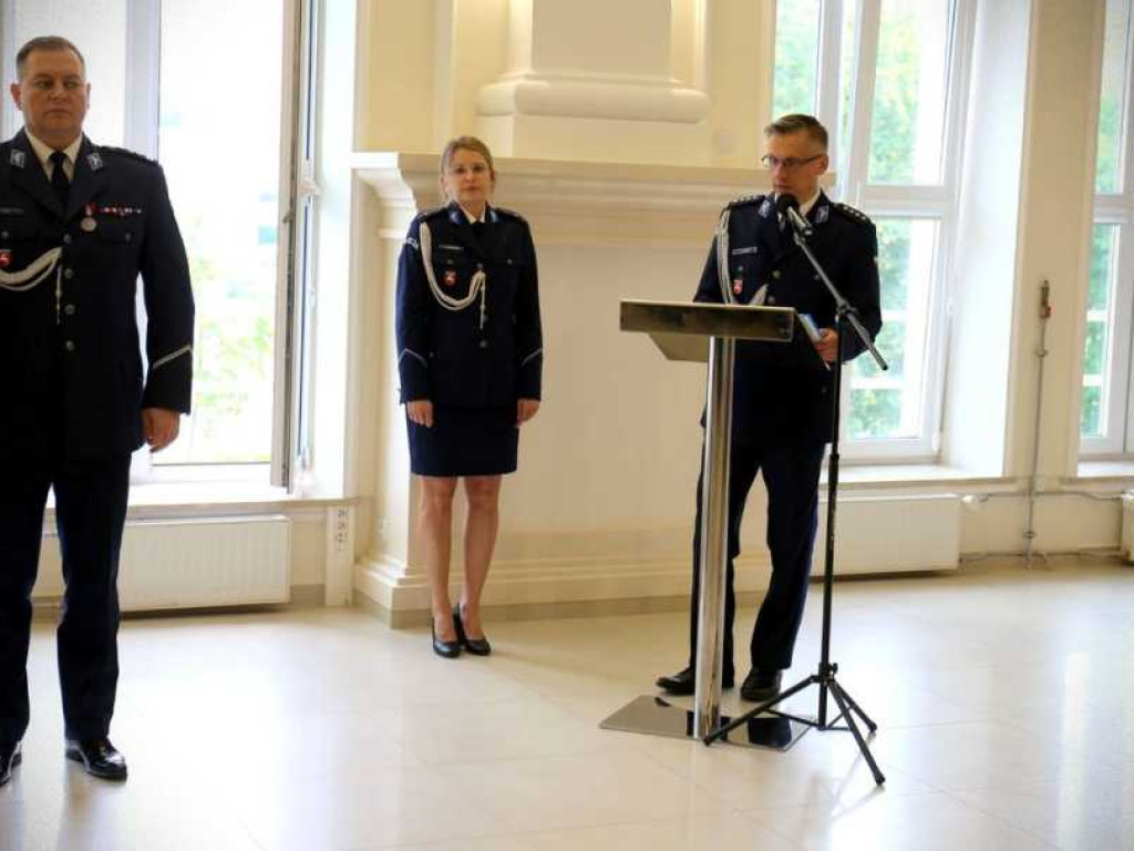 Nowi policjanci złożyli ślubowanie. Troje zasili szeregi hrubieszowskiej komendy [ZDJĘCIA]