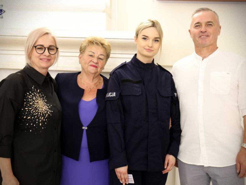 Nowi policjanci złożyli ślubowanie. Troje zasili szeregi hrubieszowskiej komendy [ZDJĘCIA]