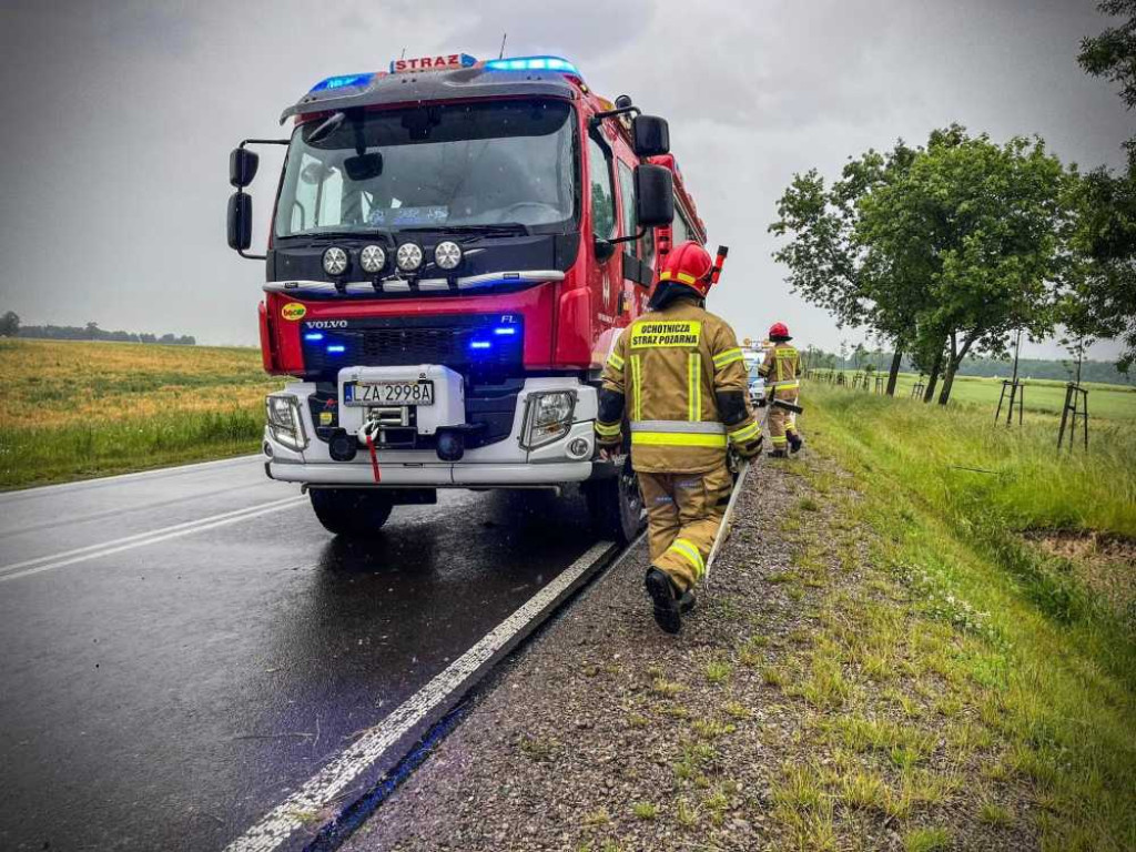 Dachowanie na DK-74 w Karpiu [ZDJĘCIA]