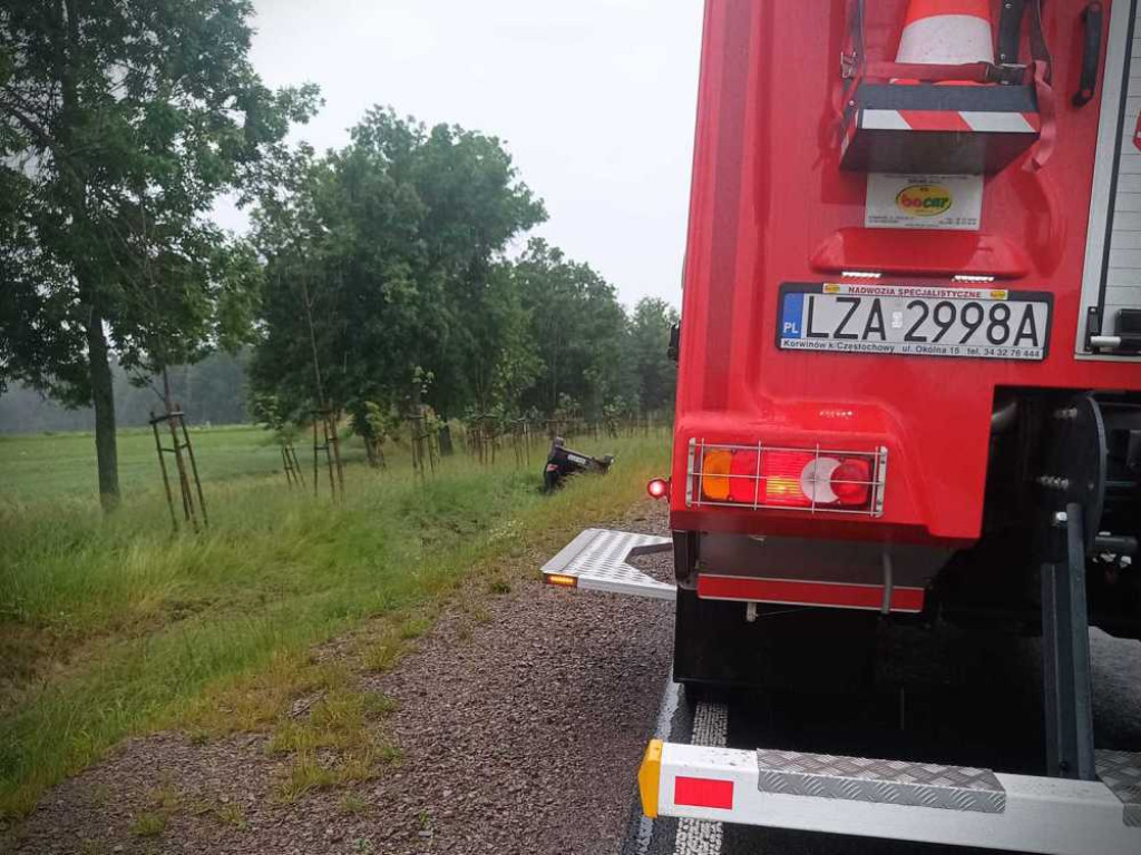 Dachowanie na DK-74 w Karpiu [ZDJĘCIA]