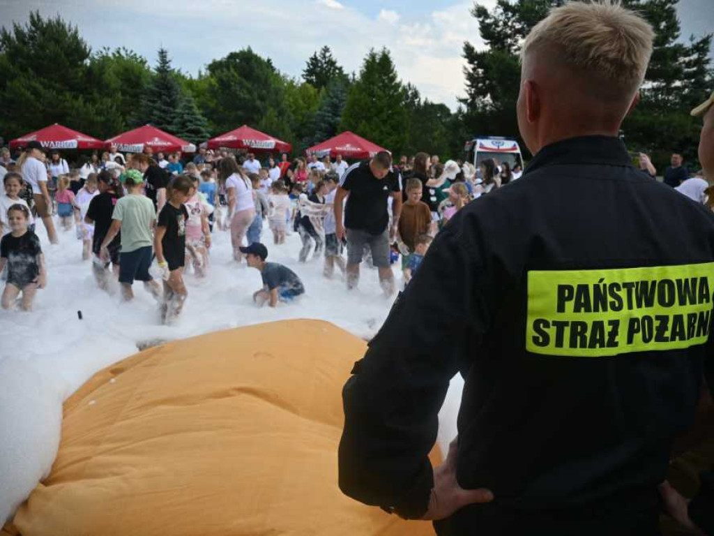 Hrubieszów: Mundurowy Dzień Dziecka. Piana party na HOSiR [ZDJĘCIA]