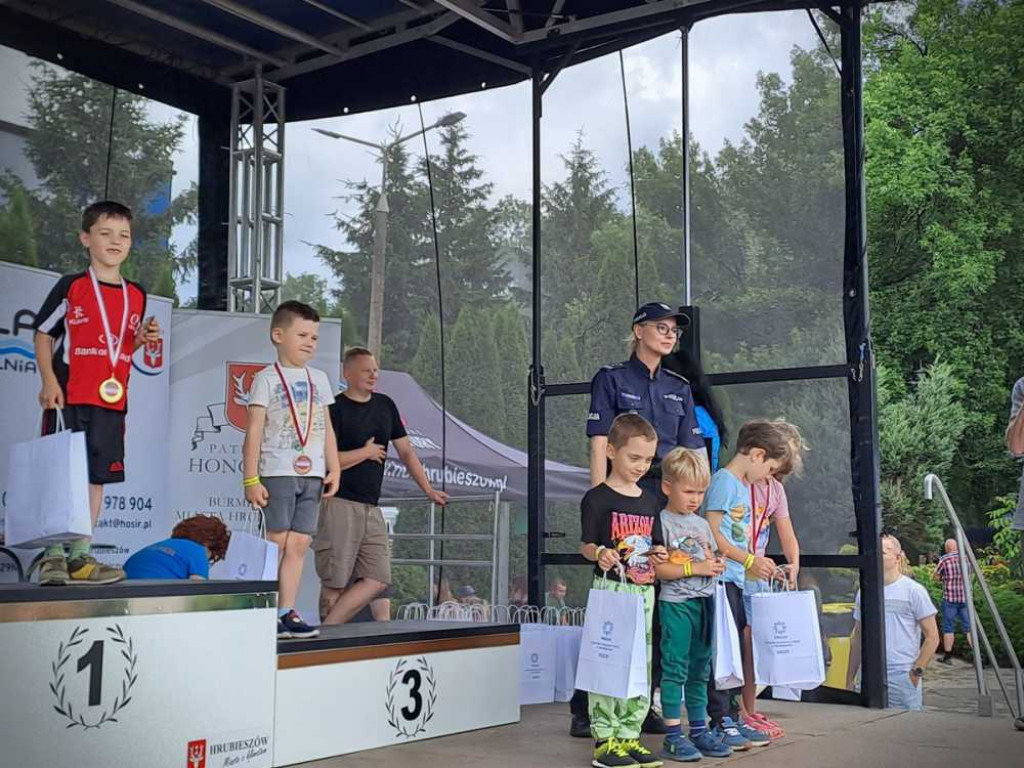 Hrubieszów: Mundurowy Dzień Dziecka. Piana party na HOSiR [ZDJĘCIA]