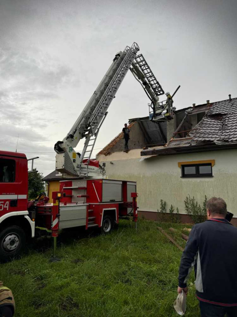 Hrubieszów: Powalone drzewa, zerwane dachy i linie energetyczne. Strażacy interweniowali 24 razy [ZDJĘCIA]