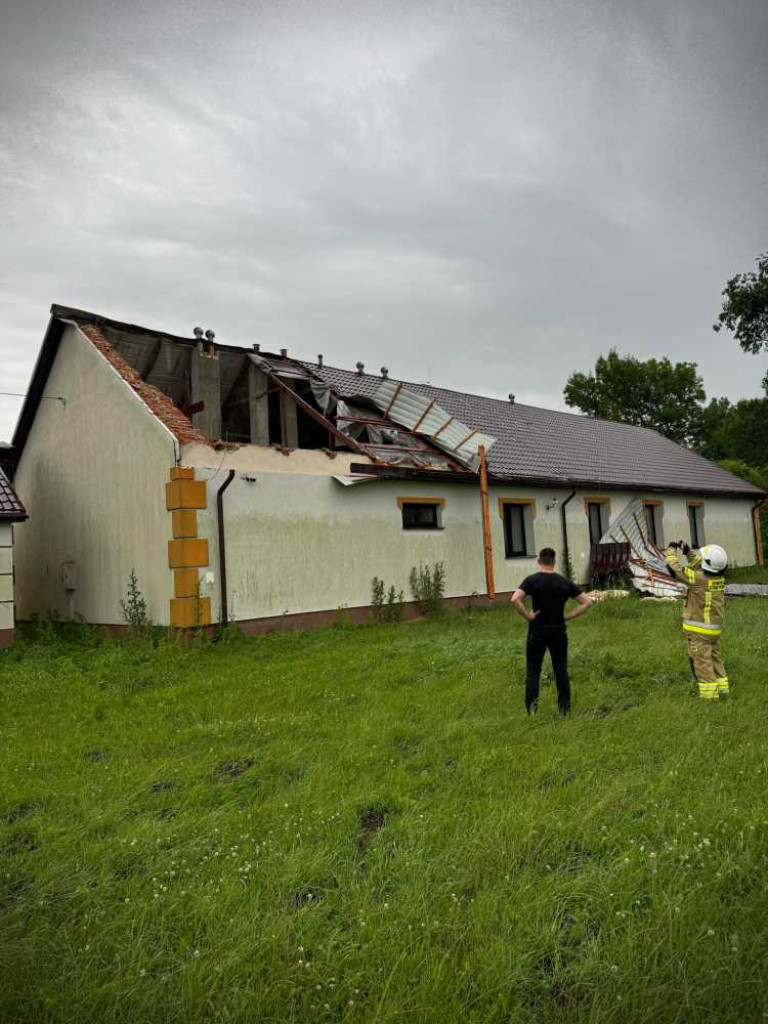 Hrubieszów: Powalone drzewa, zerwane dachy i linie energetyczne. Strażacy interweniowali 24 razy [ZDJĘCIA]