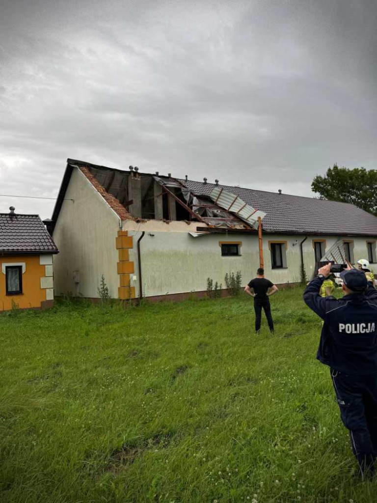 Hrubieszów: Powalone drzewa, zerwane dachy i linie energetyczne. Strażacy interweniowali 24 razy [ZDJĘCIA]