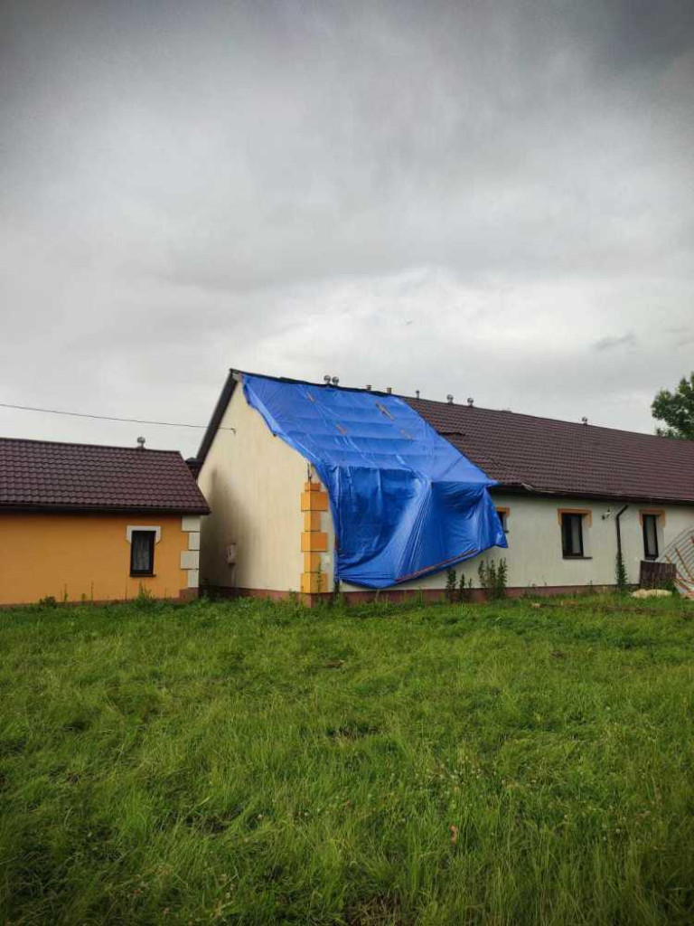 Hrubieszów: Powalone drzewa, zerwane dachy i linie energetyczne. Strażacy interweniowali 24 razy [ZDJĘCIA]