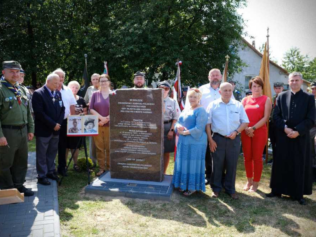 Odsłonięcie pomnika bohaterów [ZDJĘCIA]