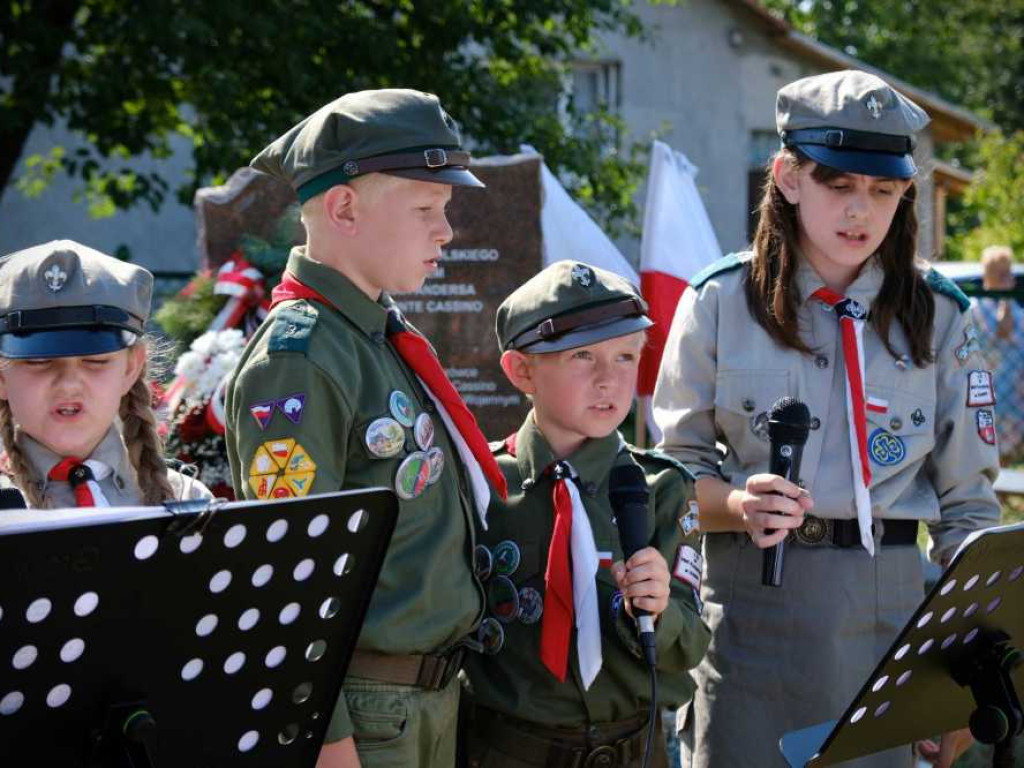 Odsłonięcie pomnika bohaterów [ZDJĘCIA]