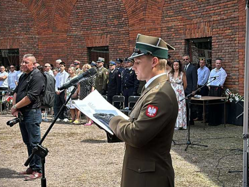 Odsłonięcie płyty pamiątkowej poświęconej żołnierzom Armii Krajowej [ZDJĘCIA]