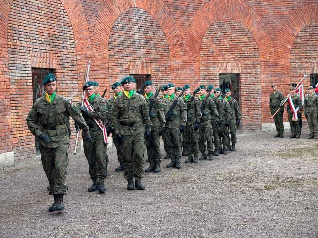Odsłonięcie płyty pamiątkowej poświęconej żołnierzom Armii Krajowej [ZDJĘCIA]