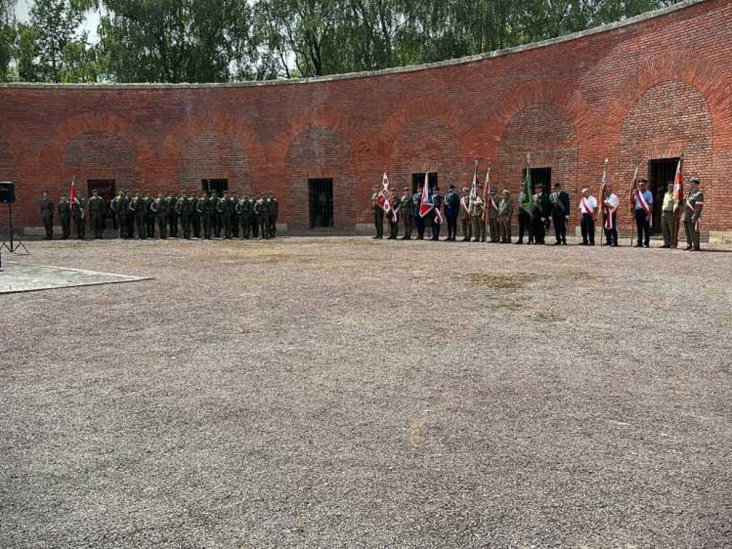 Odsłonięcie płyty pamiątkowej poświęconej żołnierzom Armii Krajowej [ZDJĘCIA]