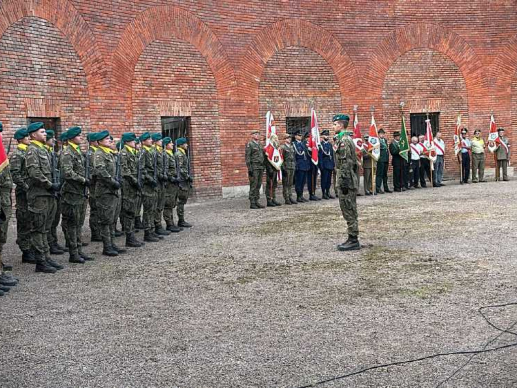 Odsłonięcie płyty pamiątkowej poświęconej żołnierzom Armii Krajowej [ZDJĘCIA]