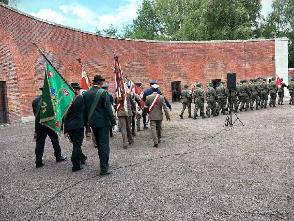Odsłonięcie płyty pamiątkowej poświęconej żołnierzom Armii Krajowej [ZDJĘCIA]