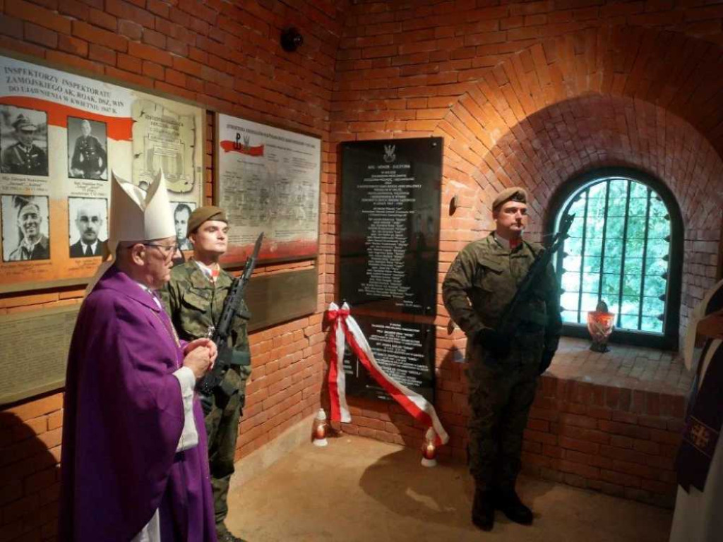 Odsłonięcie płyty pamiątkowej poświęconej żołnierzom Armii Krajowej [ZDJĘCIA]