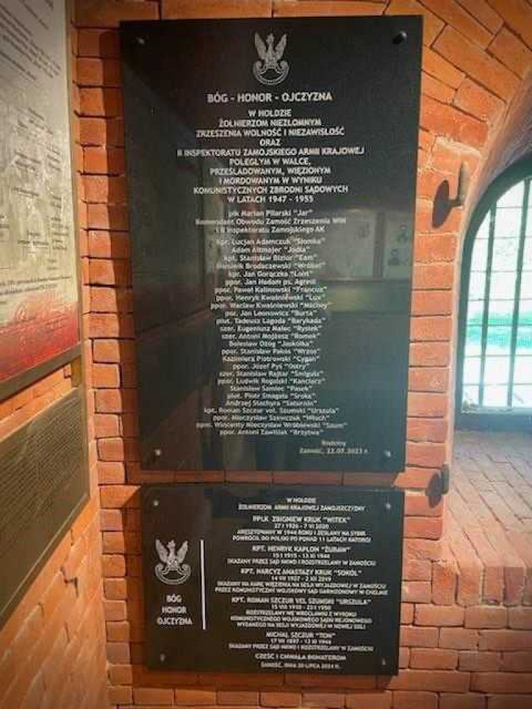 Odsłonięcie płyty pamiątkowej poświęconej żołnierzom Armii Krajowej [ZDJĘCIA]