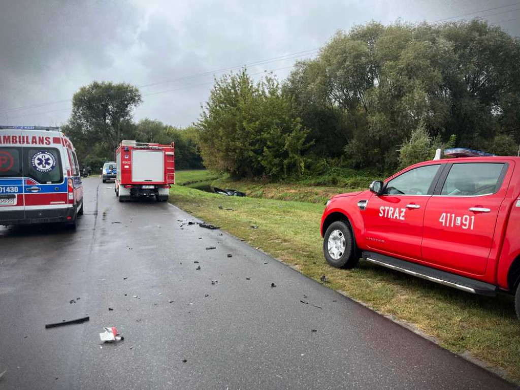 Hrubieszów: Wypadek na Działkowej. Jedno z aut wpadło do kanału Ulga [ZDJĘCIA]