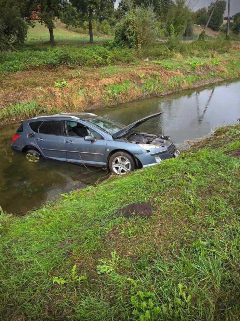 Hrubieszów: Wypadek na Działkowej. Jedno z aut wpadło do kanału Ulga [ZDJĘCIA]