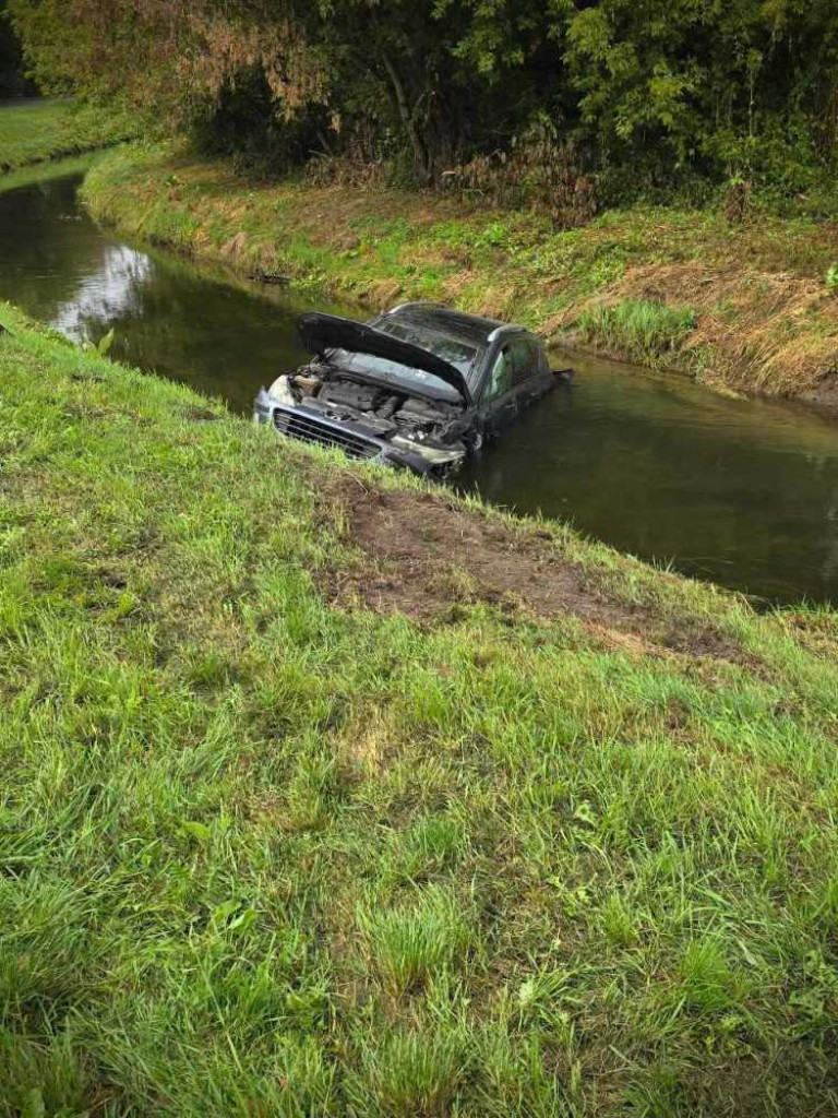 Hrubieszów: Wypadek na Działkowej. Jedno z aut wpadło do kanału Ulga [ZDJĘCIA]