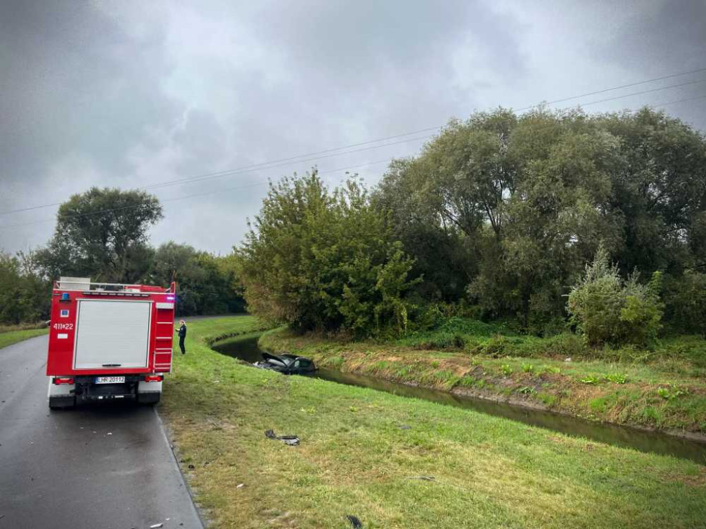 Hrubieszów: Wypadek na Działkowej. Jedno z aut wpadło do kanału Ulga [ZDJĘCIA]