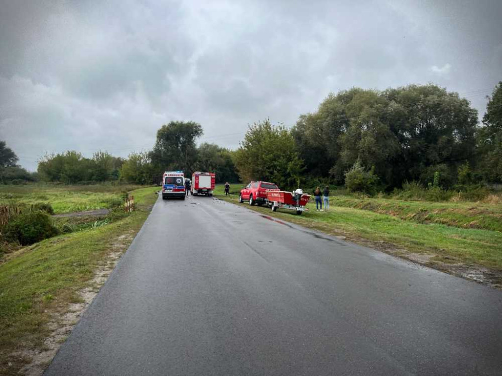 Hrubieszów: Wypadek na Działkowej. Jedno z aut wpadło do kanału Ulga [ZDJĘCIA]