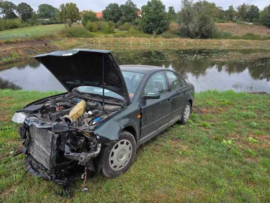 Hrubieszów: Wypadek na Działkowej. Jedno z aut wpadło do kanału Ulga [ZDJĘCIA]