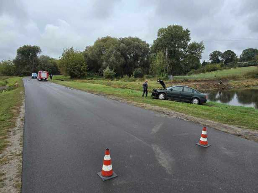 Hrubieszów: Wypadek na Działkowej. Jedno z aut wpadło do kanału Ulga [ZDJĘCIA]