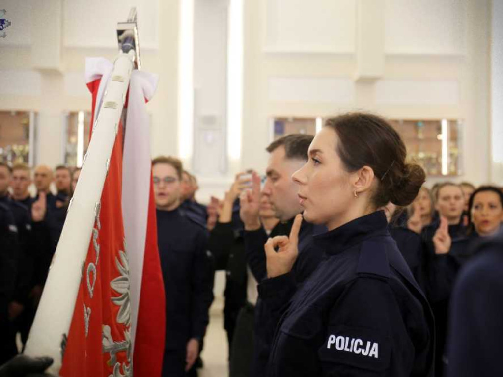 Ślubowanie nowych funkcjonariuszy. Zasilą również szeregi hrubieszowskiej komendy [ZDJĘCIA]