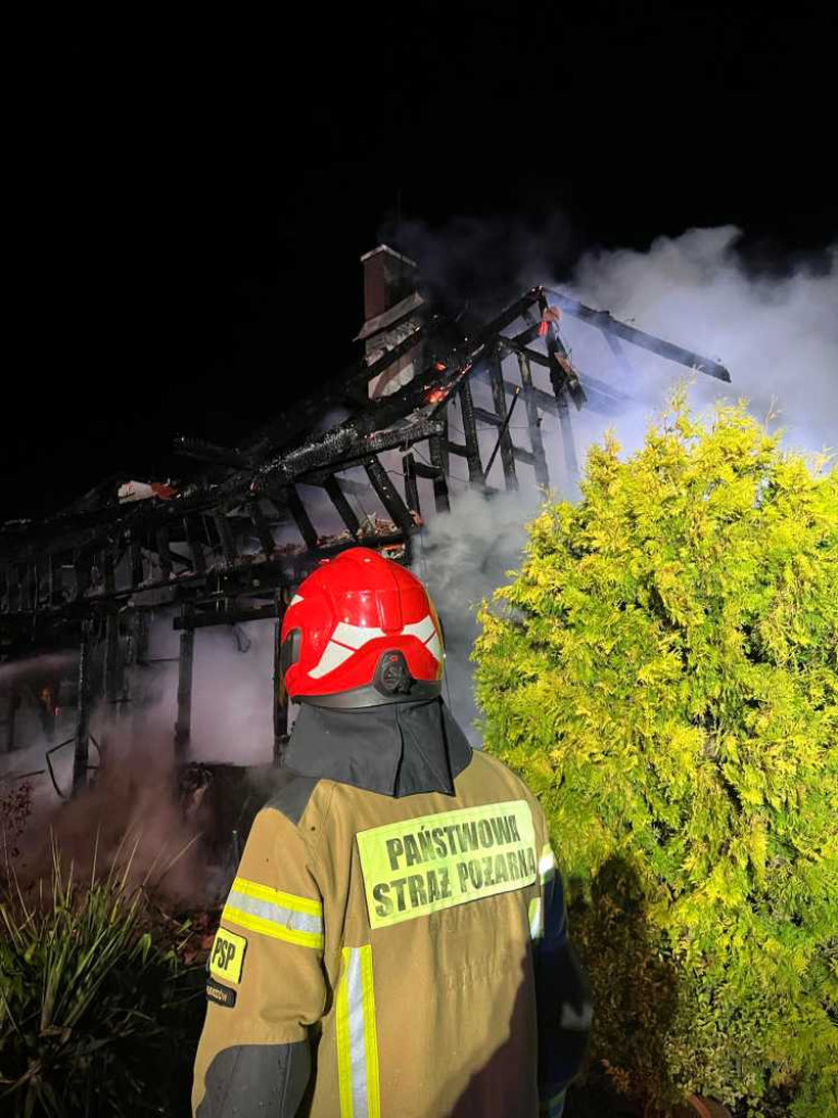 Pożar domu w Mirczu. Zginęła starsza kobieta [ZDJĘCIA]