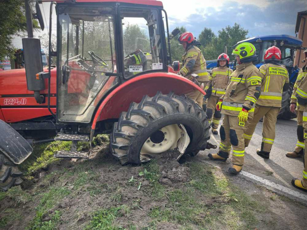Zderzenia ciągnika z osobówką w Feliksowie [ZDJĘCIA]