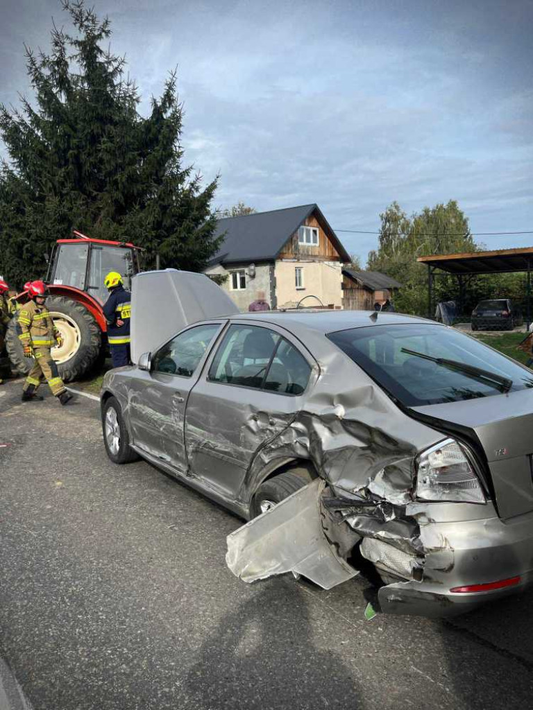 Zderzenia ciągnika z osobówką w Feliksowie [ZDJĘCIA]