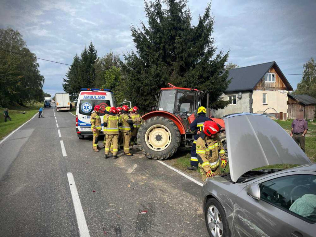 Zderzenia ciągnika z osobówką w Feliksowie [ZDJĘCIA]