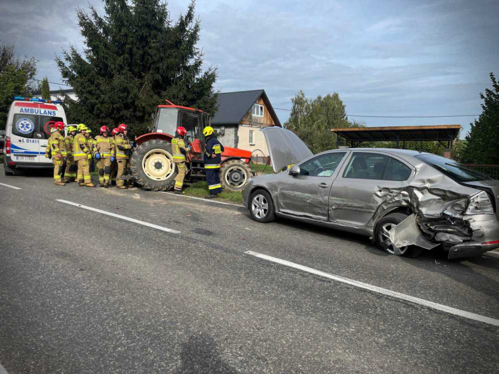 Zderzenia ciągnika z osobówką w Feliksowie [ZDJĘCIA]
