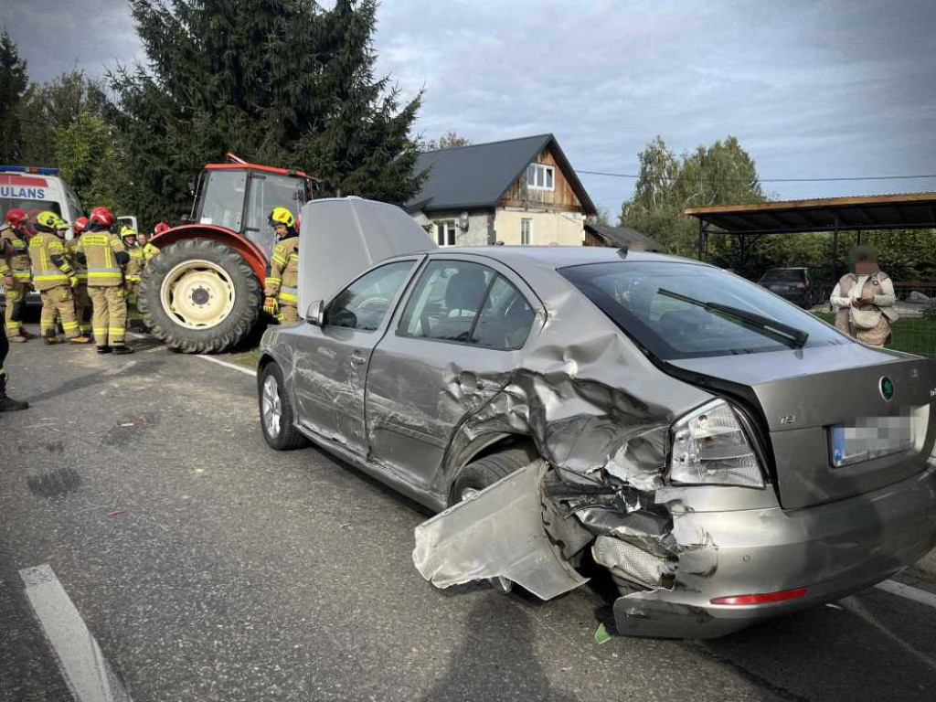Zderzenia ciągnika z osobówką w Feliksowie [ZDJĘCIA]