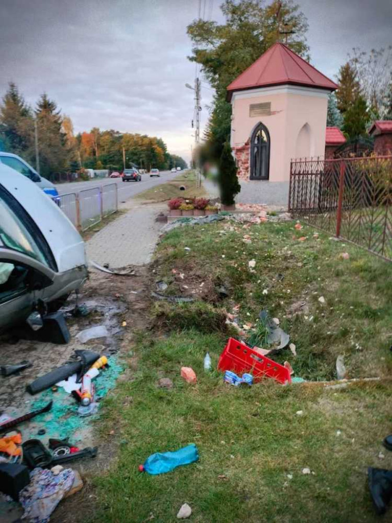 Kierowca z powiatu hrubieszowskiego wjechał w kapliczkę... Miał sądowy zakaz prowadzenia pojazdów [ZDJĘCIA]