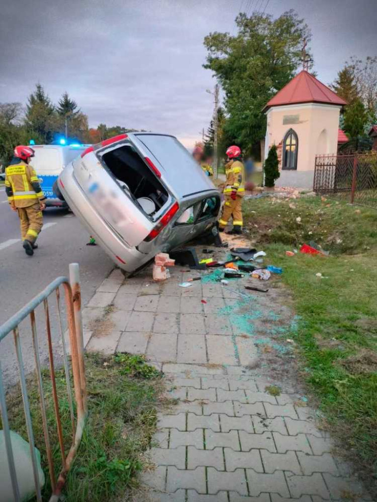 Kierowca z powiatu hrubieszowskiego wjechał w kapliczkę... Miał sądowy zakaz prowadzenia pojazdów [ZDJĘCIA]