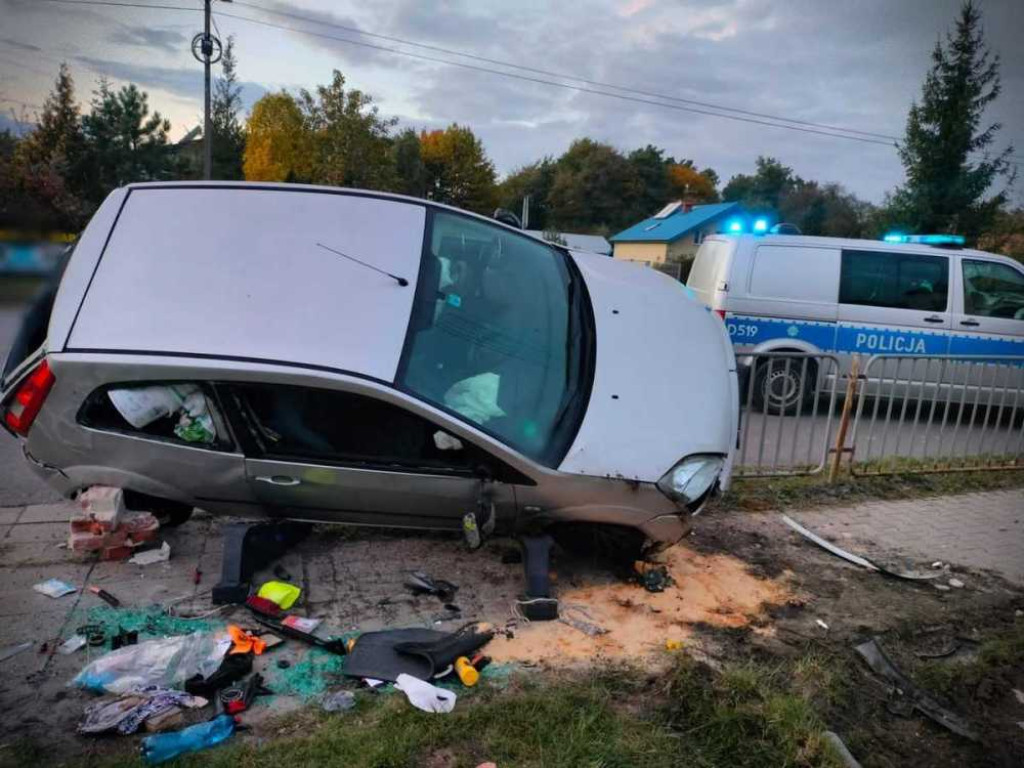 Kierowca z powiatu hrubieszowskiego wjechał w kapliczkę... Miał sądowy zakaz prowadzenia pojazdów [ZDJĘCIA]