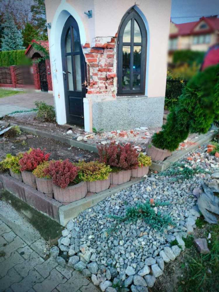 Kierowca z powiatu hrubieszowskiego wjechał w kapliczkę... Miał sądowy zakaz prowadzenia pojazdów [ZDJĘCIA]