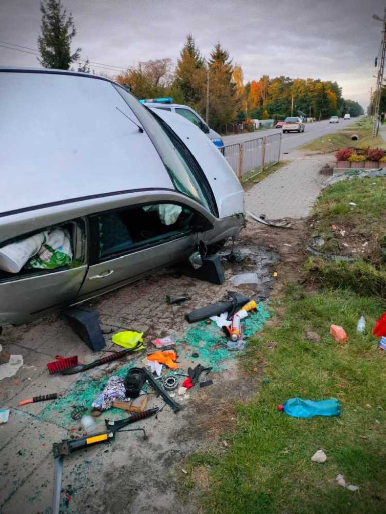 Kierowca z powiatu hrubieszowskiego wjechał w kapliczkę... Miał sądowy zakaz prowadzenia pojazdów [ZDJĘCIA]
