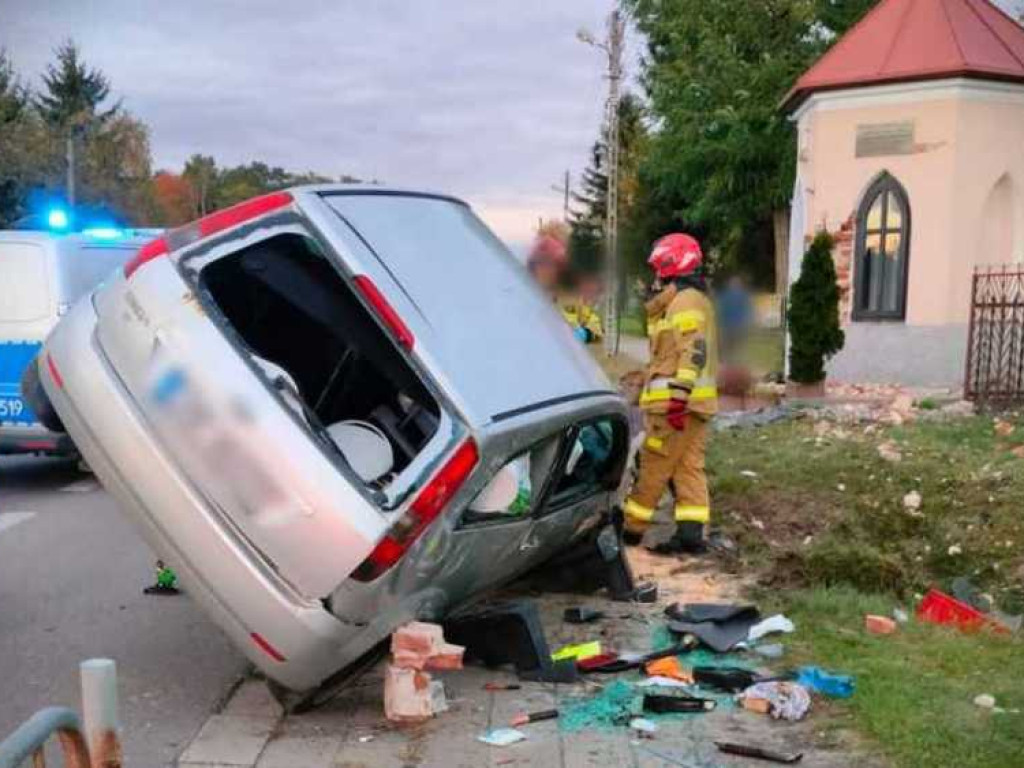 Kierowca z powiatu hrubieszowskiego wjechał w kapliczkę... Miał sądowy zakaz prowadzenia pojazdów [ZDJĘCIA]
