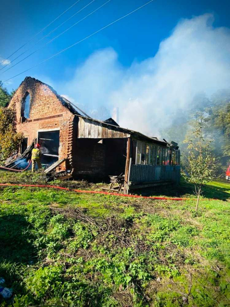 Pożar domu w Dłużniowie. W akcji uczestniczyło 26 strażaków [ZDJĘCIA]