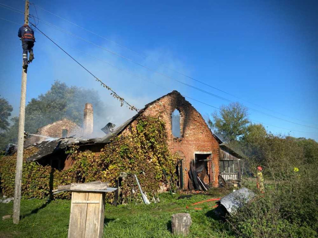 Pożar domu w Dłużniowie. W akcji uczestniczyło 26 strażaków [ZDJĘCIA]