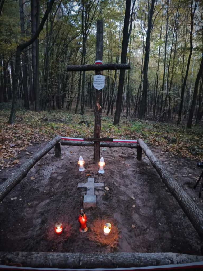 Pow. hrubieszowski: Uporządkowali grób nieznanego żołnierza [ZDJĘCIA]