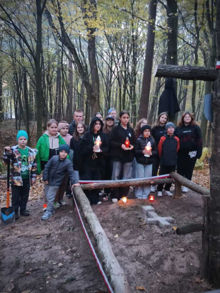 Pow. hrubieszowski: Uporządkowali grób nieznanego żołnierza [ZDJĘCIA]