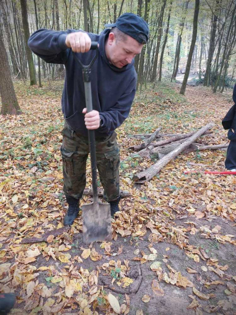 Pow. hrubieszowski: Uporządkowali grób nieznanego żołnierza [ZDJĘCIA]