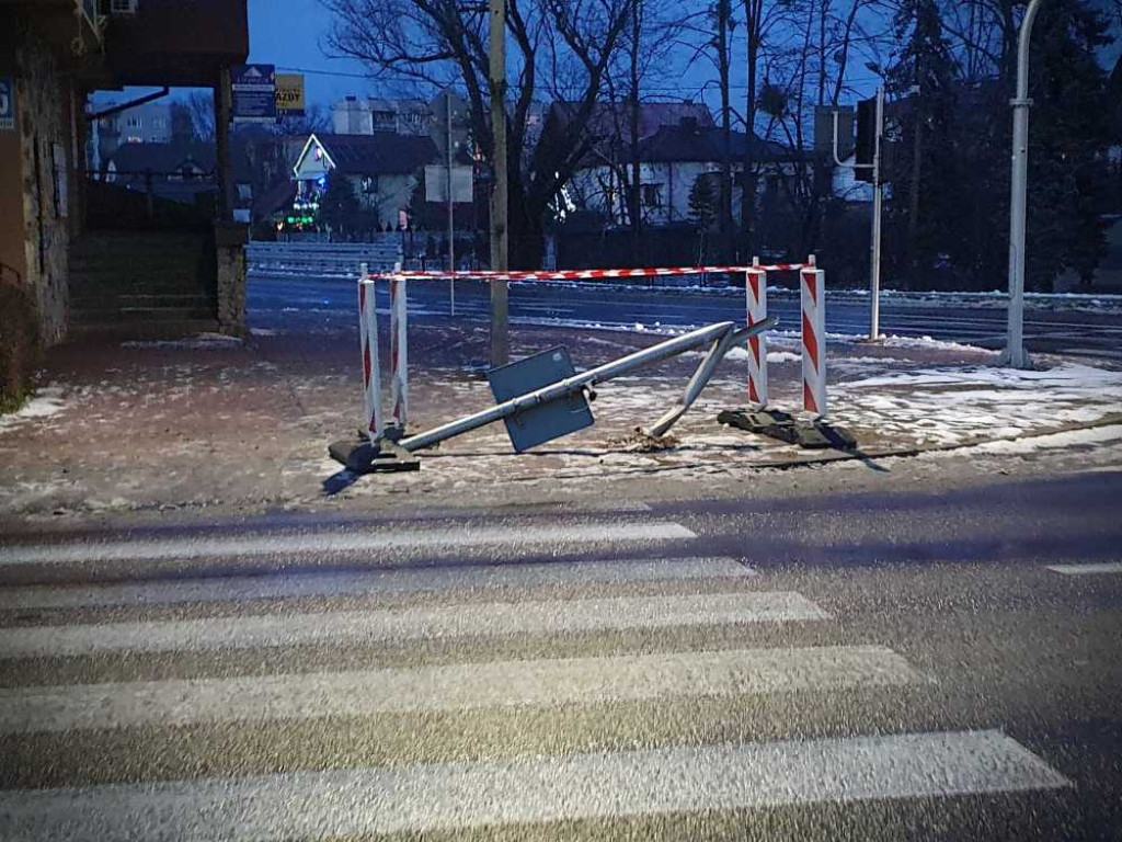 Hrubieszów: 18-latek uderzył BMW w sygnalizator [ZDJĘCIA]